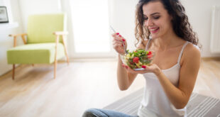 woman-eating-salad-Healthy-Snacks -Weight-Loss